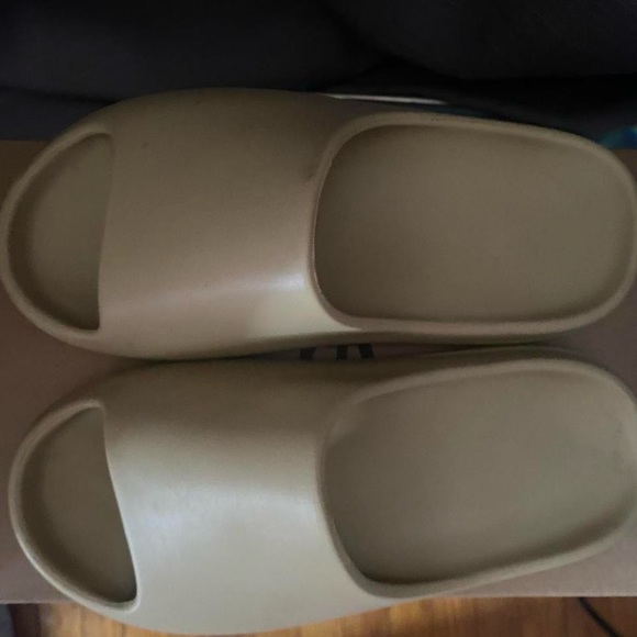 Beige slides - Picture 2 of 2